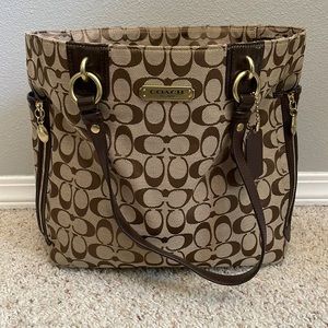 COACH Gallery Zip Medium Tote